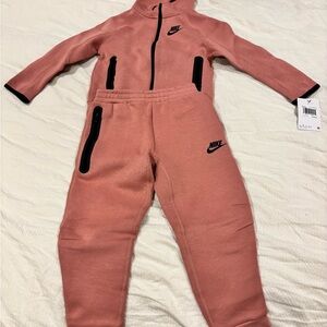 Nike Tech Kids Size 5/6